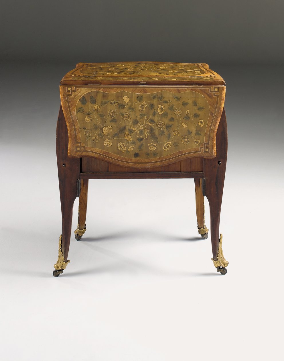 Louis XV kommode, ca. 1765-70 (ormolu monteret tulipantræ, platan, amaranth & marquetry) (se også 463004, 465390 og 465391) af Pierre Roussel