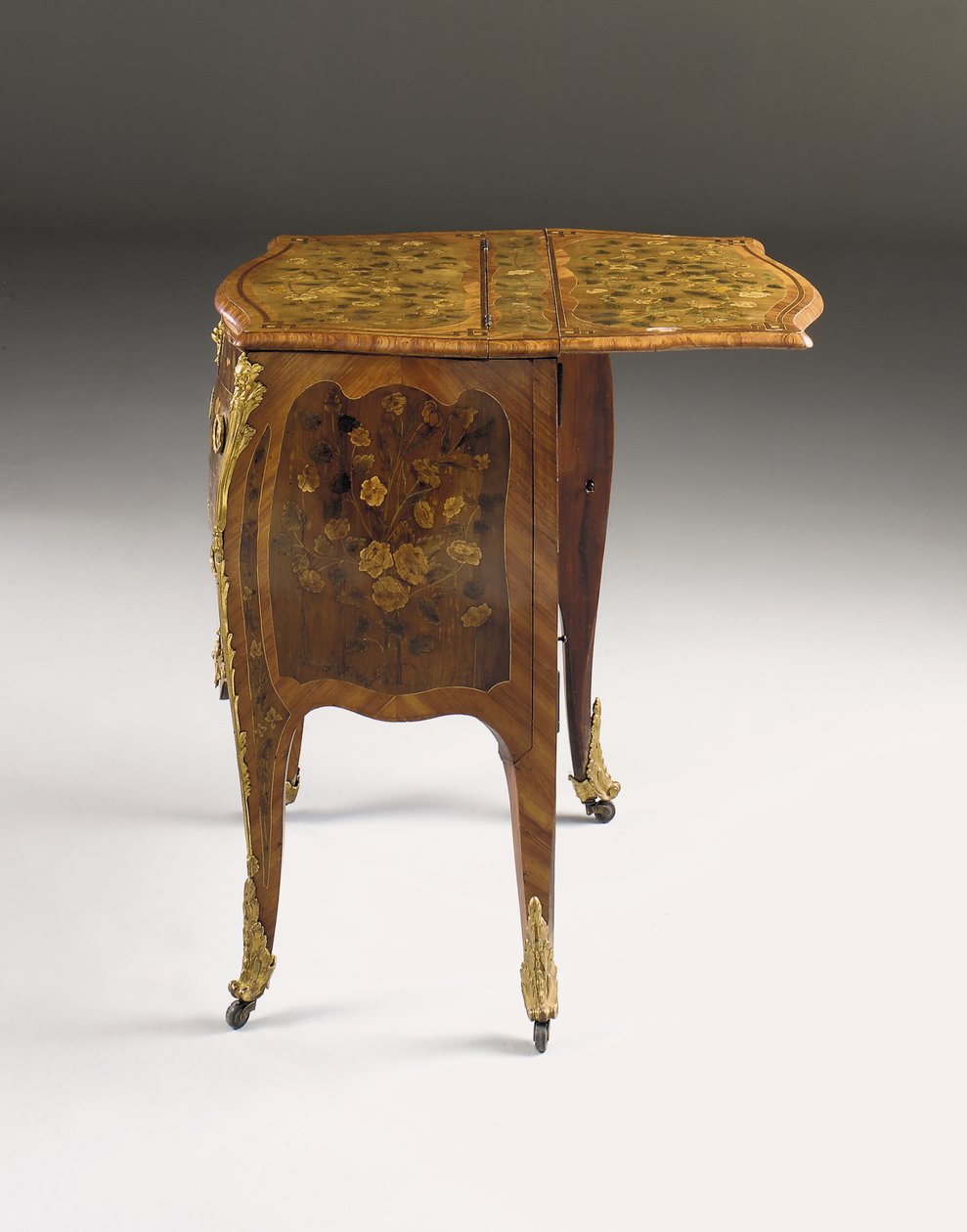 Louis XV kommode, ca. 1765-70 (ormolu monteret tulipantræ, platan, amaranth & marquetry) (se også 463003, 463004 og 465391) af Pierre Roussel