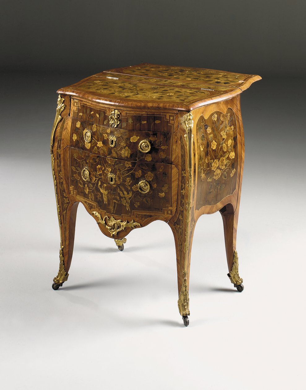 Louis XV kommode, ca. 1765-70 (ormolu monteret tulipantræ, platan, amaranth & marquetry) (se også 463003, 463004 og 465390) af Pierre Roussel