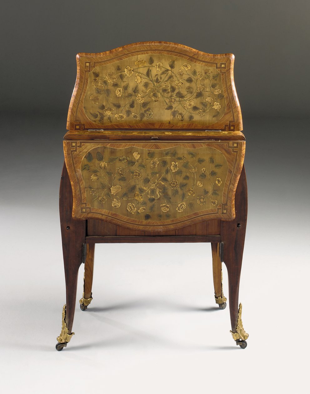 Louis XV kommode, ca. 1765-70 (ormolu monteret tulipantræ, platan, amaranth & marquetry) (se også 463003, 465390 og 465391) af Pierre Roussel