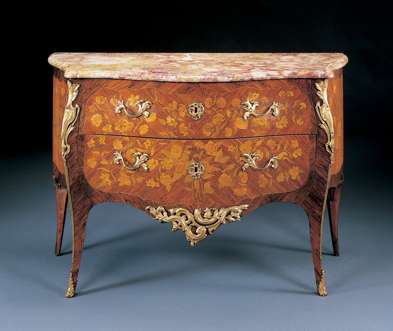 Louis XV kommode, midten af 1700-tallet af Pierre Roussel