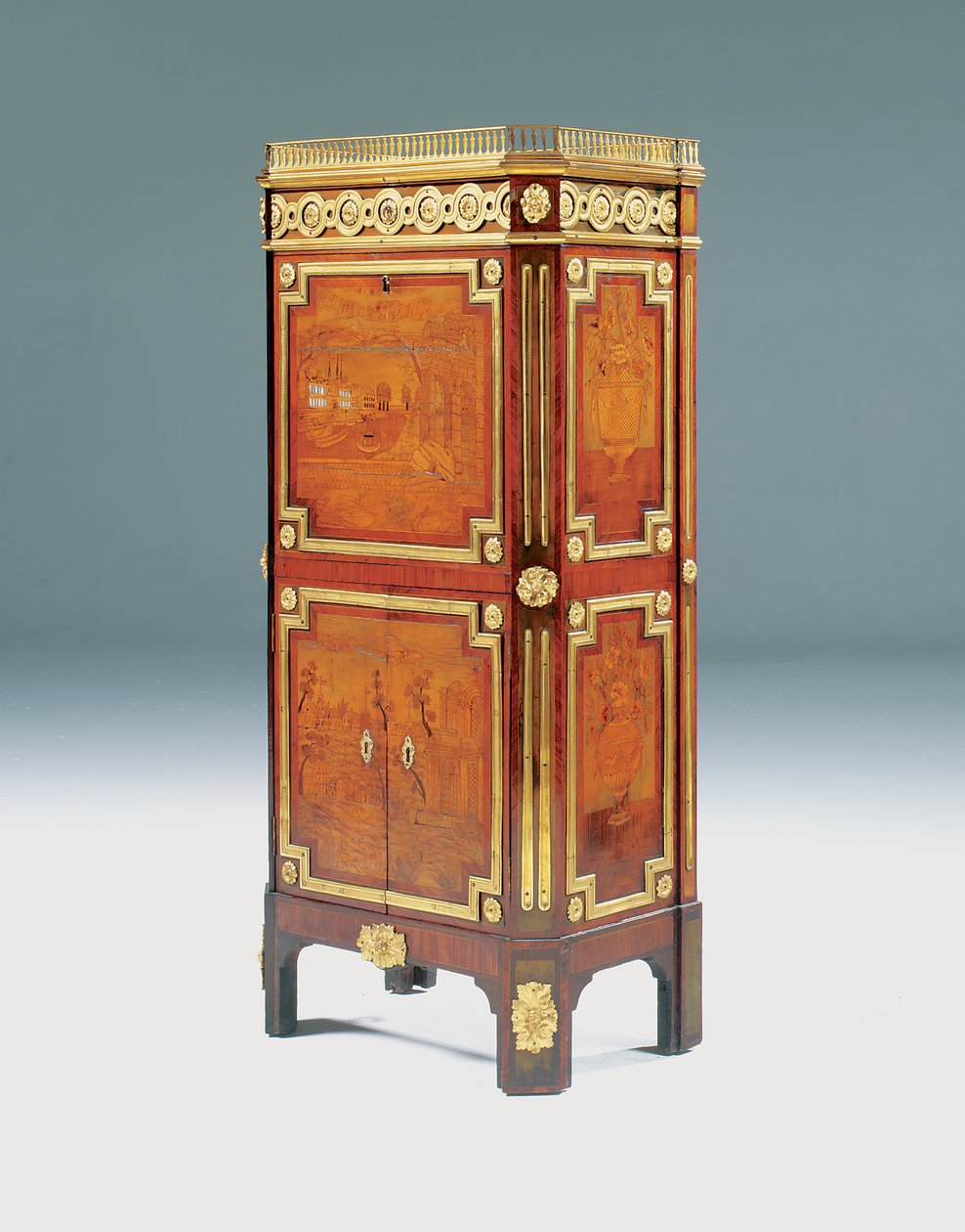 Louis XV secretaire a battant (ormolu monteret kingwood, amaranth & marquetry) af Pierre Roussel