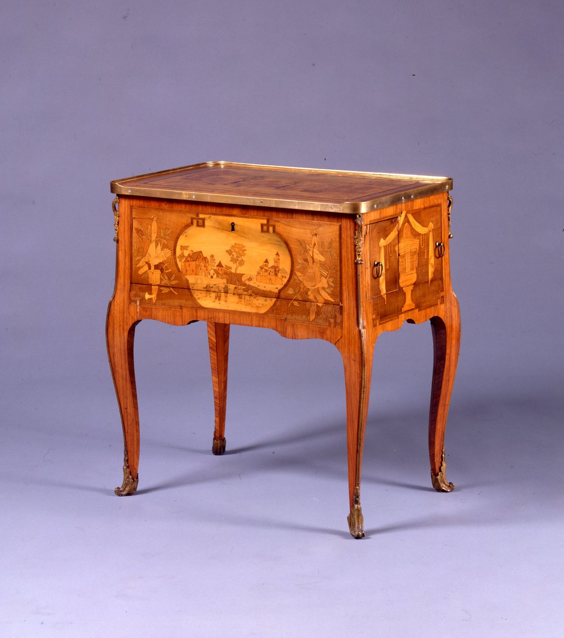 Overgangsbord a la Bourgogne (ormolu monteret tulipantræ & marquetry) (se også 463011, 463012 og 463013) af Pierre Roussel