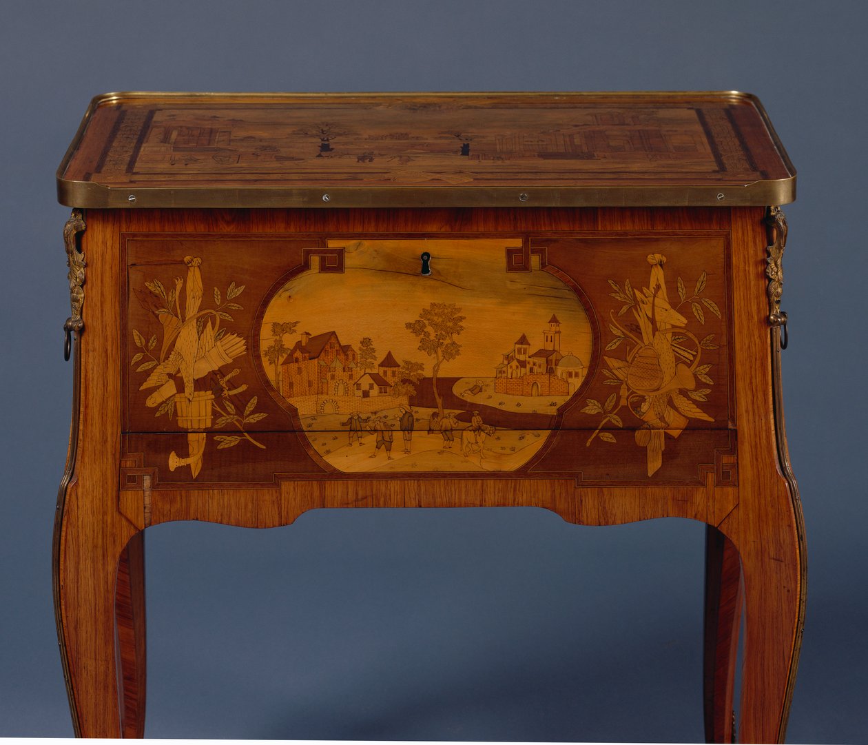 Overgangsbord a la Bourgogne, detalje (ormolu monteret tulipantræ & marquetry) (se også 463012, 463013 og 463014) af Pierre Roussel