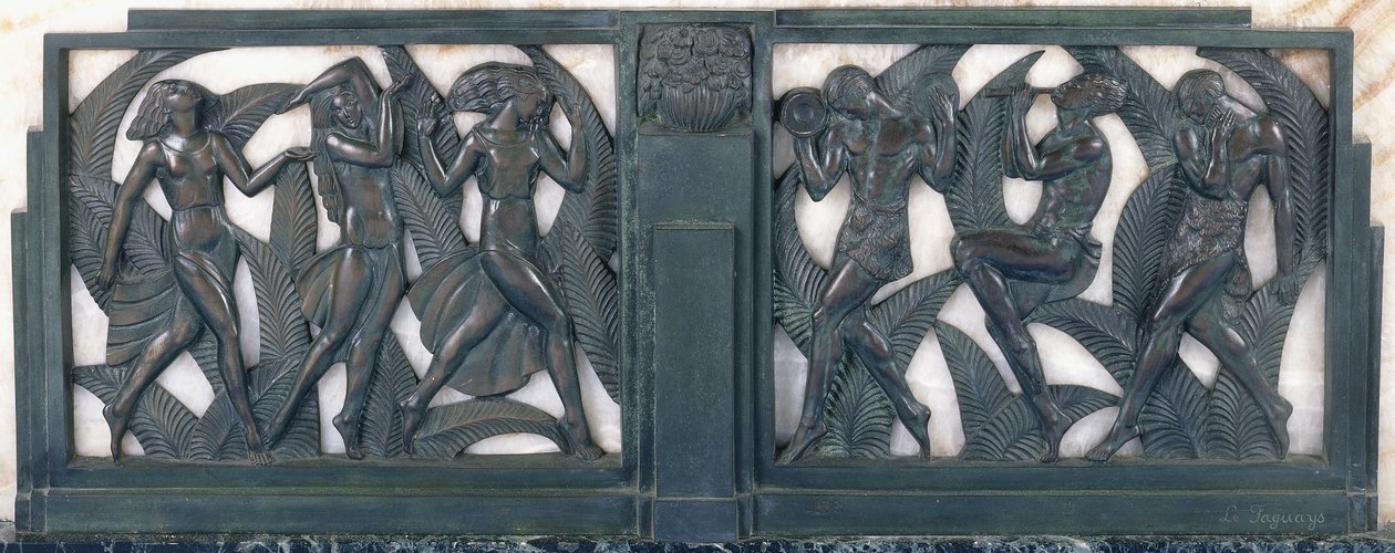 En frise, der forestiller tre klassiske dansende piger og tre musikere, ca. 1910-1935 (patineret bronze, stribet hvid marmor, grøn marmorsokkel) af Pierre le Faguays