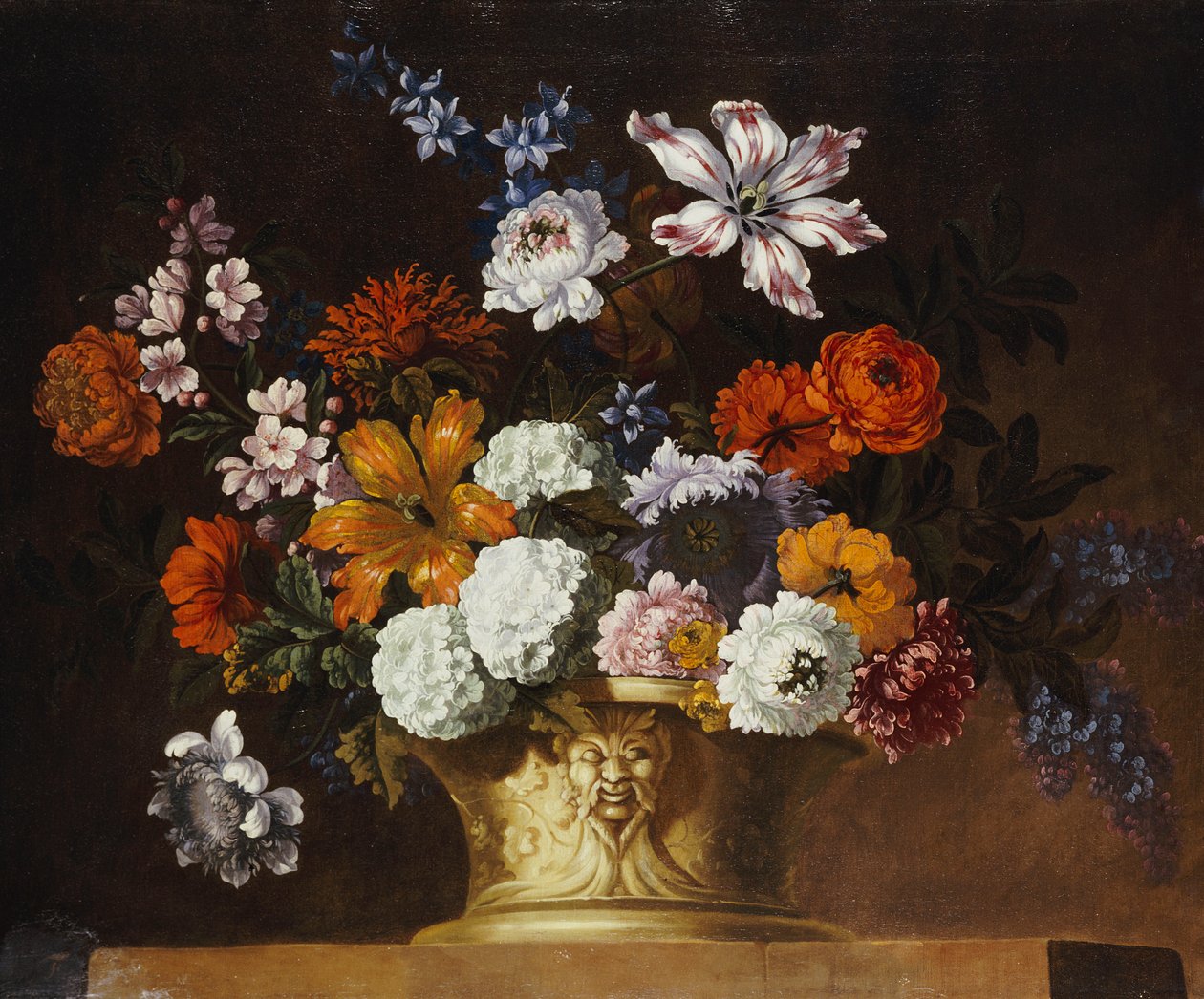 Tulipaner, snebolde og andre blomster i en skulptureret urne på en afsats af Pieter Casteels
