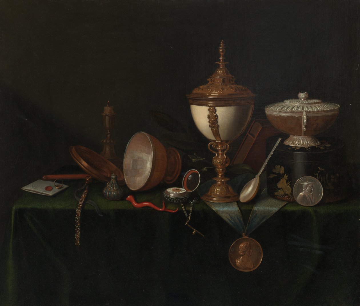 Stilleben med strudseæggebæger og Whitfield-arvestykkerne, ca. 1670. af Pieter Gerritsz van Roestraeten