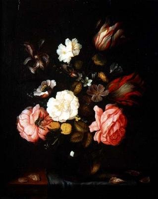 Blomster i en glasvase på et draperet bord af Pieter van der Venne