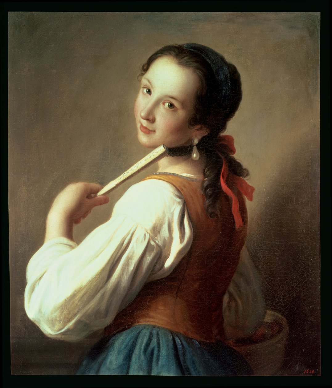 Ung pige iført en perleørering af Pietro Antonio Rotari