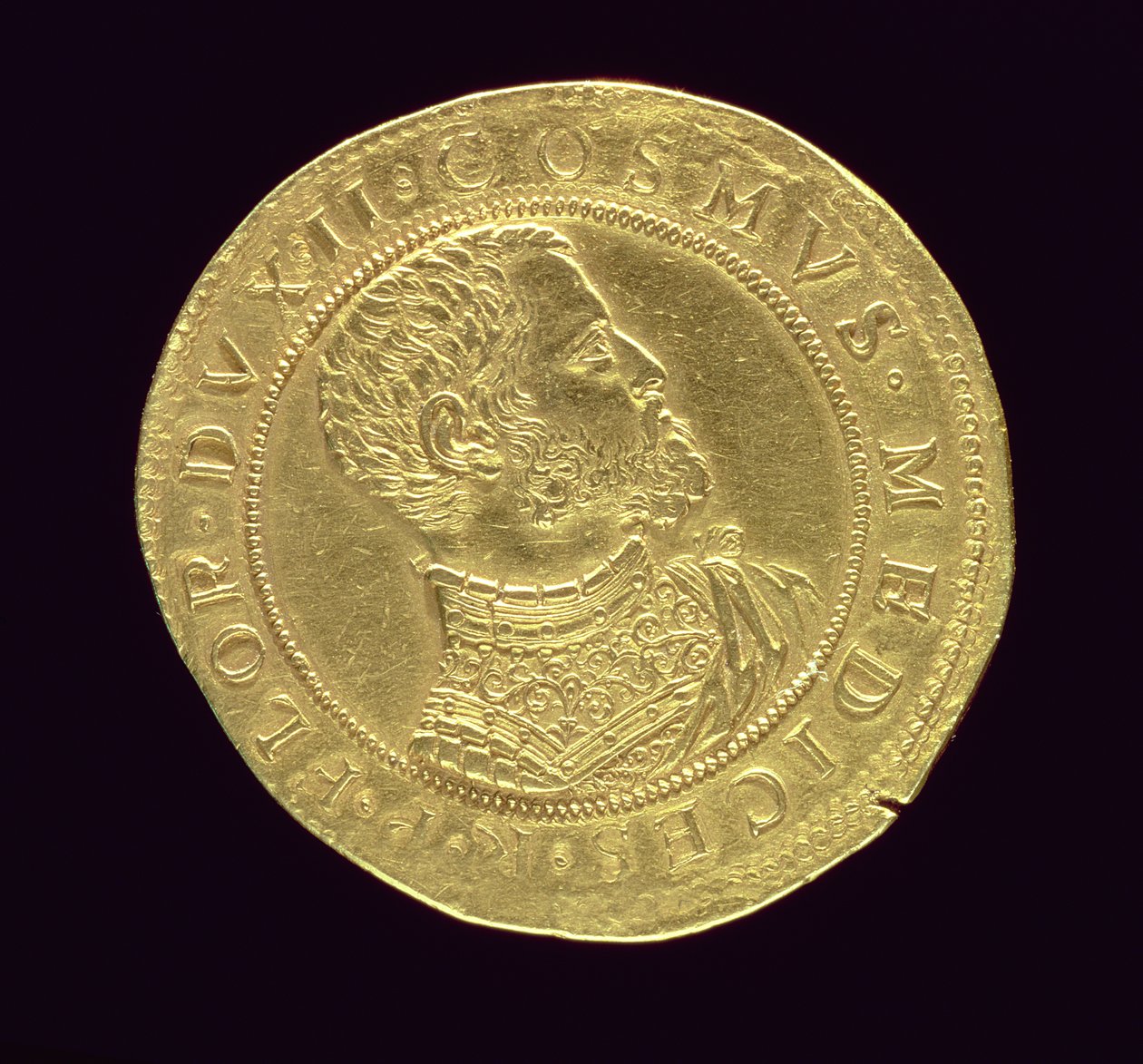 Forside af mønt af Cosimo I (1519-74) i rustning (forgyldt) Indskrift: COSMVS MEDICES R P FLOR DVX II (for bagsiden se 119191) af Pietro Paolo Galeotti