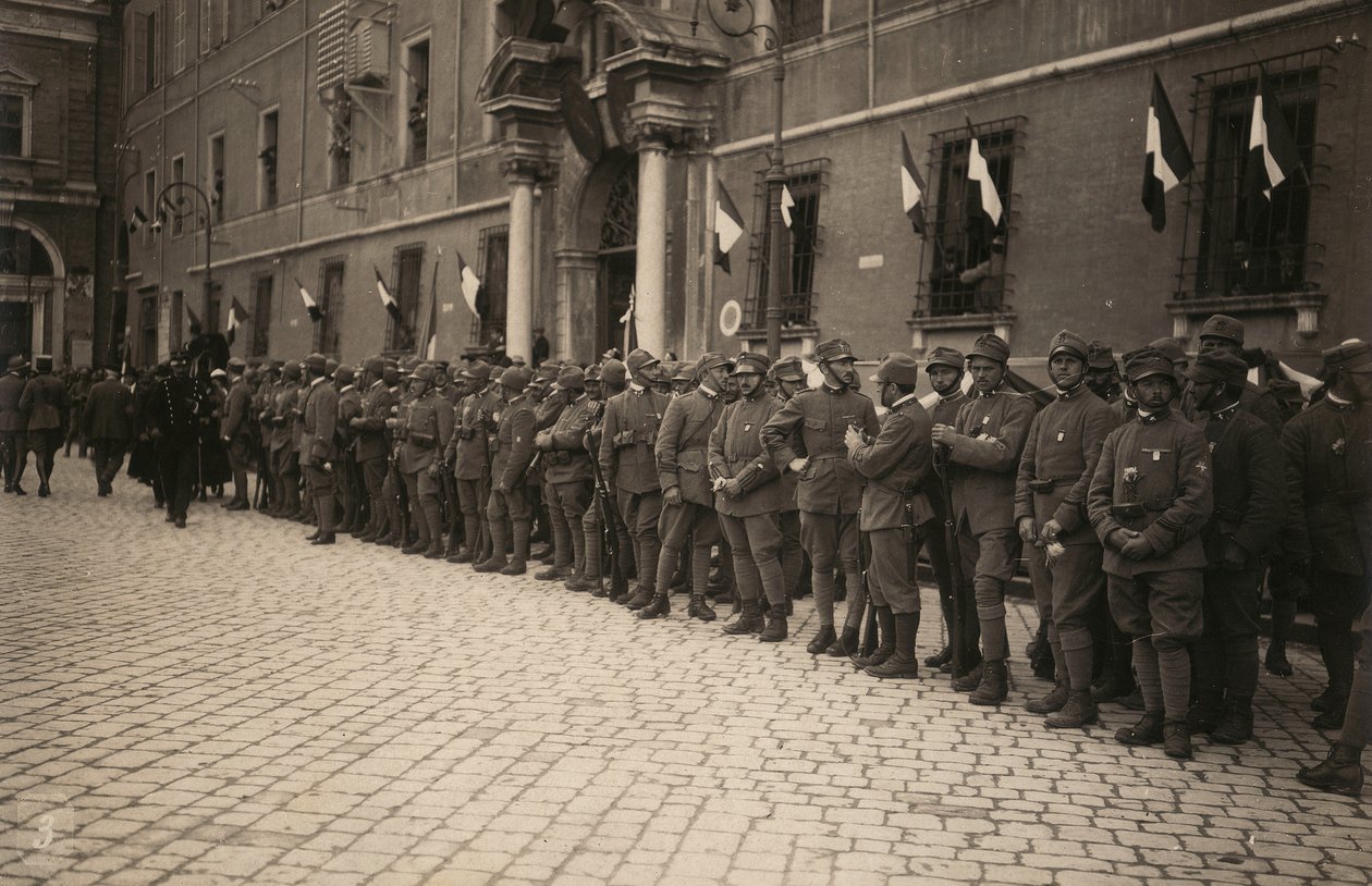 Album "The GM R. Army (1. Verdenskrig)": militærtropper i en gade i byen Ravenna festligt dekoreret med tricolor på vinduerne (s/h foto) af Pietro Bezzi