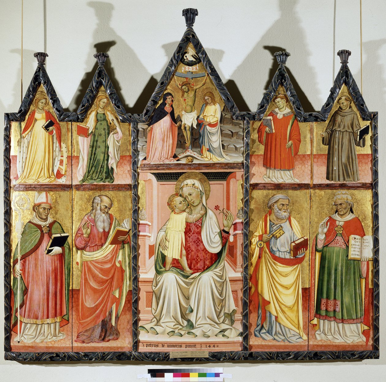 Polyptykon af Jomfru og Barn med Hellige. Øverst til venstre: Sankt Katarina af Alexandria og Sankt Maria Magdalena. I midten omkring Kristus på korset med inskriptionen ""INRI"" (I.N.R.I.). Jomfru Maria og Sankt Johannes. Øverst til højre: S af Pietro di Giovanni Lianori