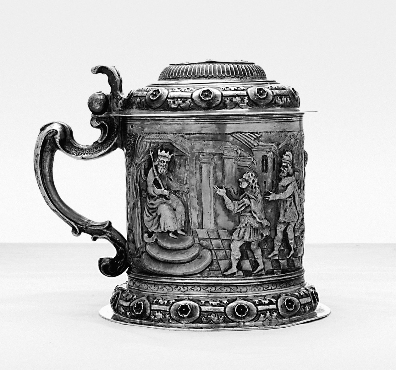 Tankard, siderne afviser og jages med scener fra Josephs liv, Danzig, ca. 1690 (pakke forgyldt sølv) af Polish School