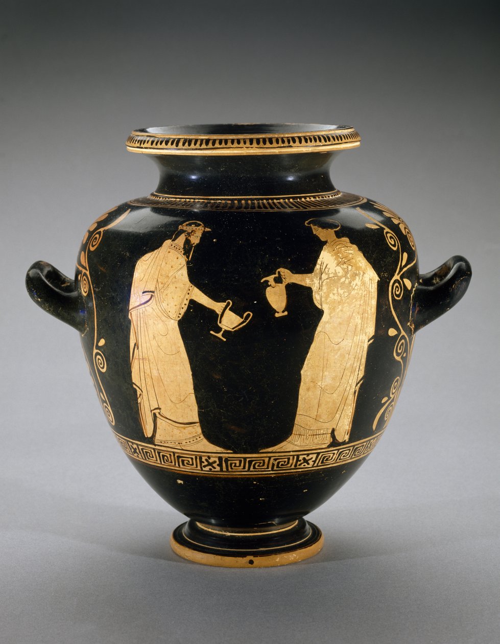 Rødfigur Stamnos med scene af Dionysos med tjenestepige, 440-420 f.Kr. (terracotta) af Polygnotos Polygnotos