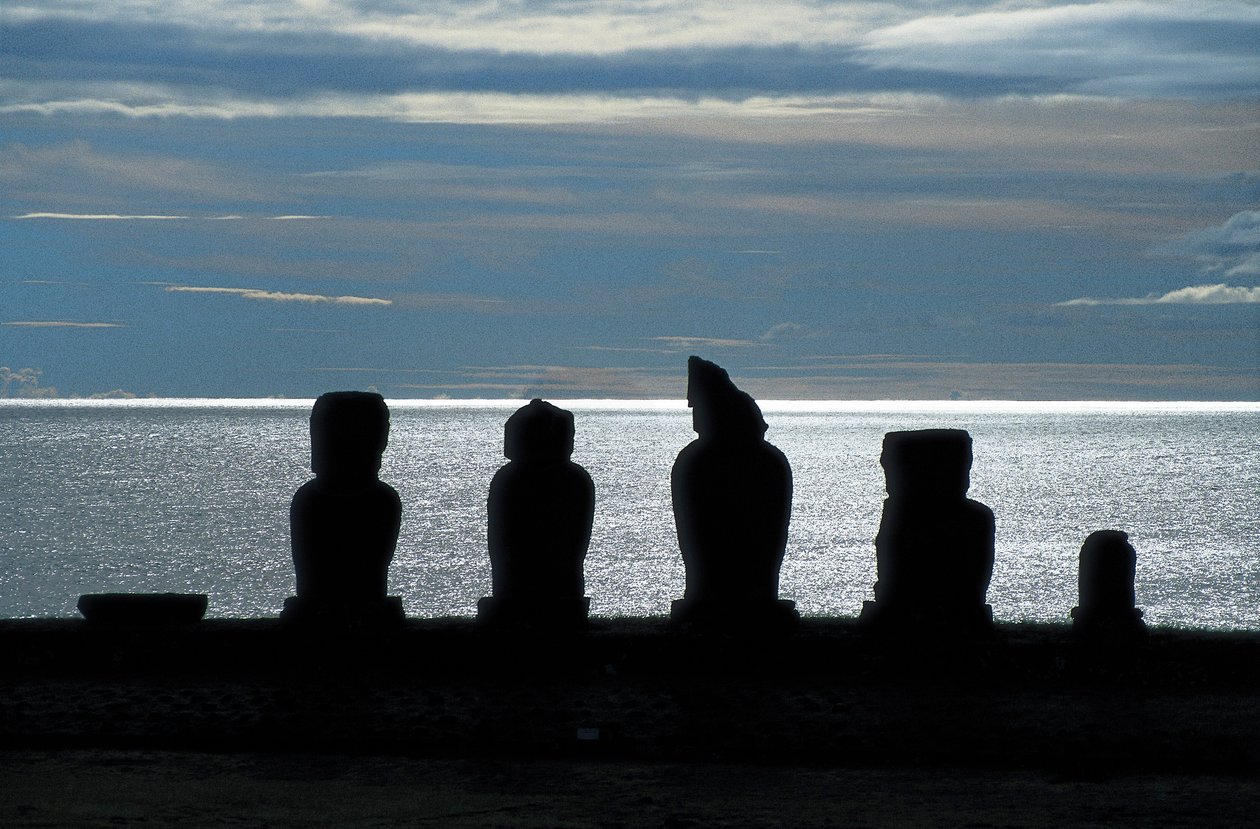 Moai-statuer, Rapa Nui Nationalpark, Påskeøen, Chile af Polynesian Polynesian