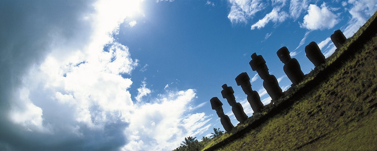 Moai-statuer, Rapa Nui National Park på Påskeøen, Chile af Polynesian Polynesian