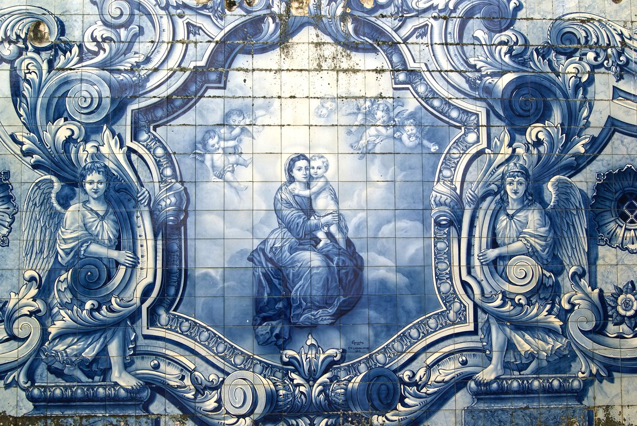 Dekorativt panel, der forestiller Madonnaen og barnet, Lamego, Portugal. 1738 (keramiske fliser) af Portuguese School