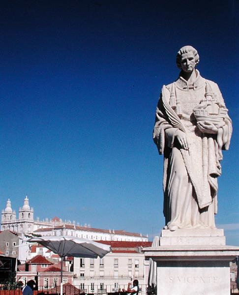 Statue af St Vincent med klosteret San Jeronimo i baggrunden af Portuguese School