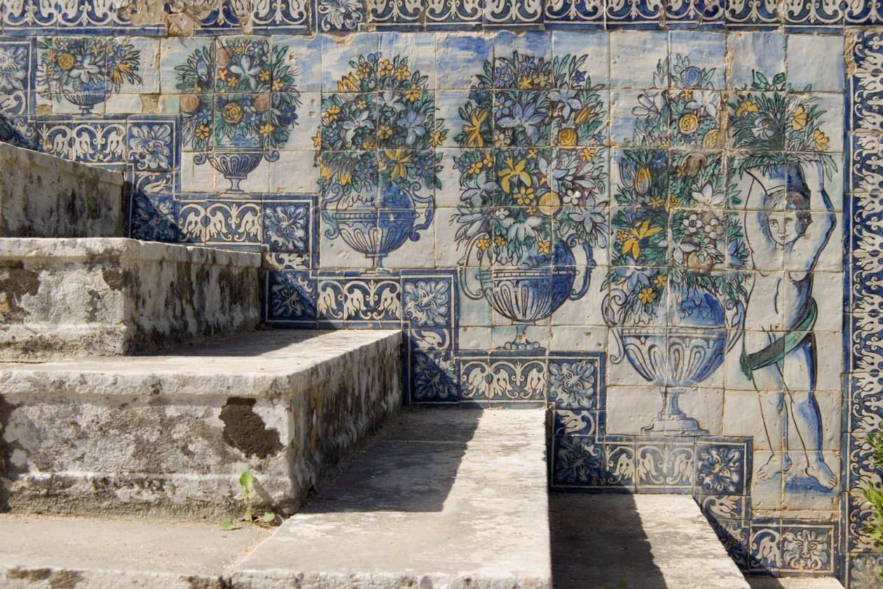 Azulejos-fliser i paladshaverne (keramik) af Portuguese School