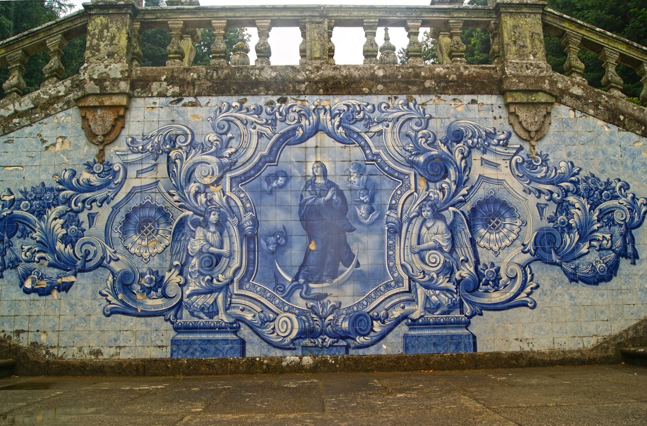 Dekorativt panel, der viser Jomfru Maria, der knuser slangen, Lamego, Portugal. 1738 af Portuguese School