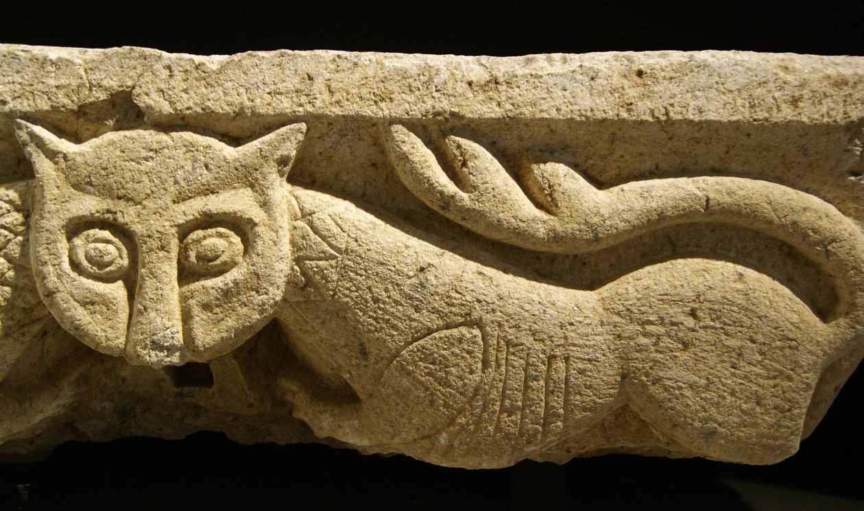 Detalje af en zoomorphic Kapital fra en af de originale kolonner. (granit) af Portuguese School
