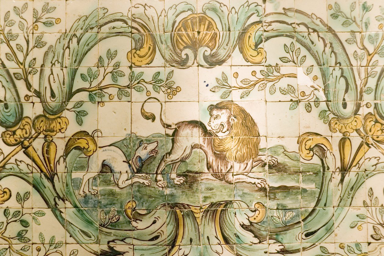Majolika, der forestiller fliser af en hund, der jager en løve, fra Jagtrummet ved Palacio da Praia, Belem, ca. 1680 (keramik) af Portuguese School