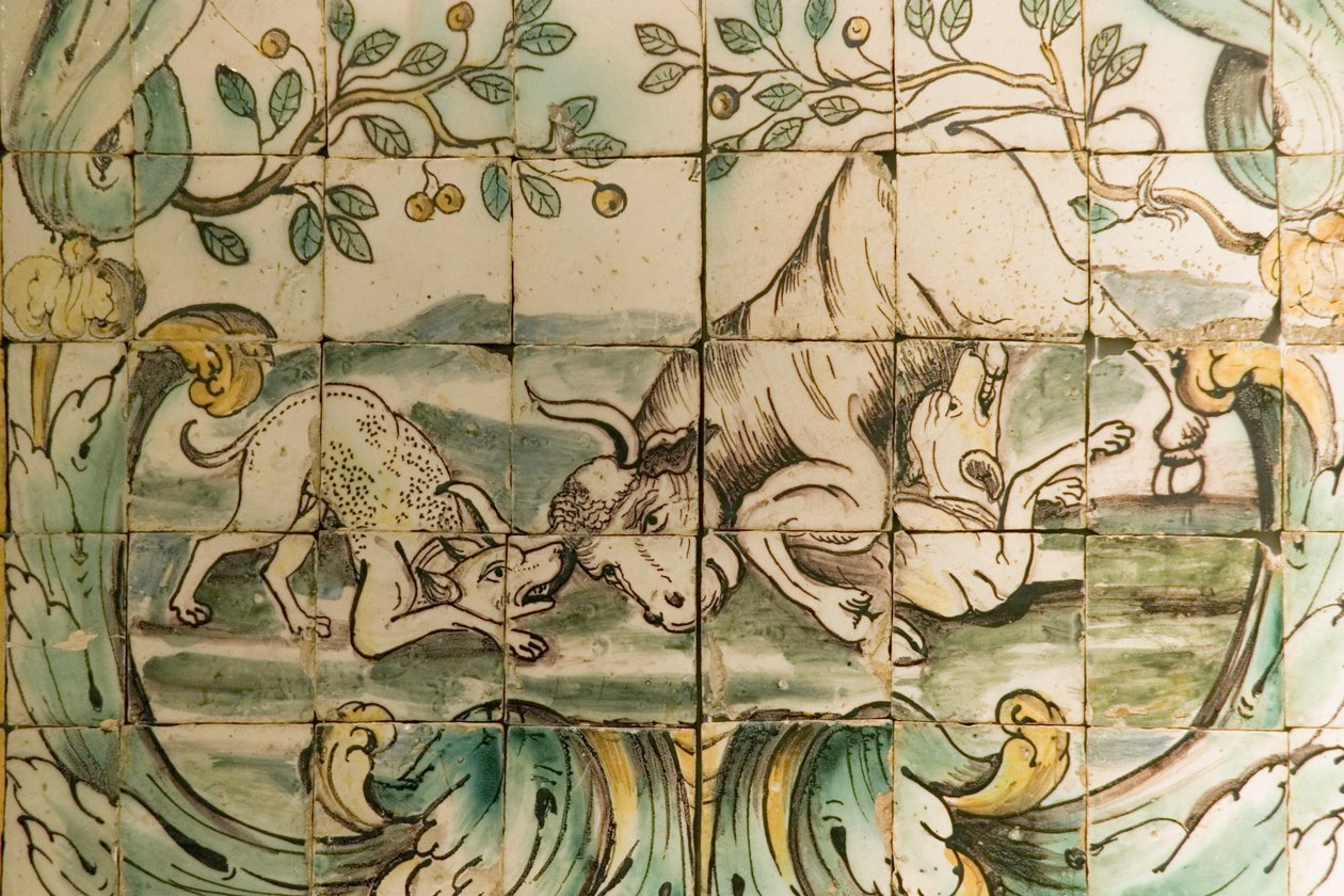 Majolika-fliser, der forestiller hunde, der angriber en tyr, fra Jagtrummet ved Palacio da Praia, Belem, ca. 1680 (keramik) af Portuguese School