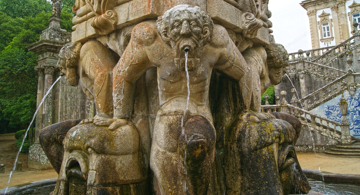 Mytisk Atlantes ved foden af ​​en obelisk, Lamego, Portugal. 1738 (granit) af Portuguese School