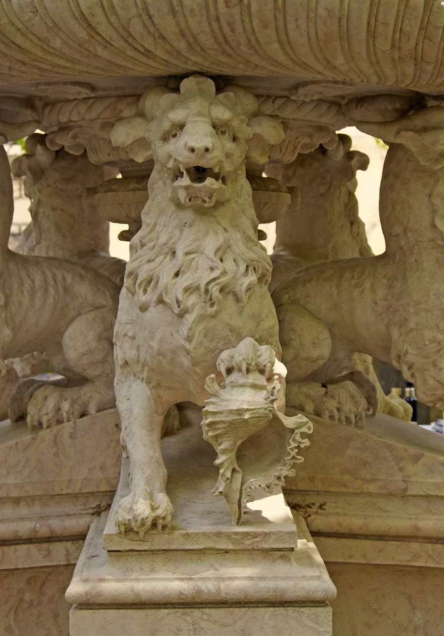 Mytisk hornede løve Atlantes ved bunden af ​​et springvand, Quinta da Regalia, Sintra, Portugal ca. 1915 (sten) af Portuguese School