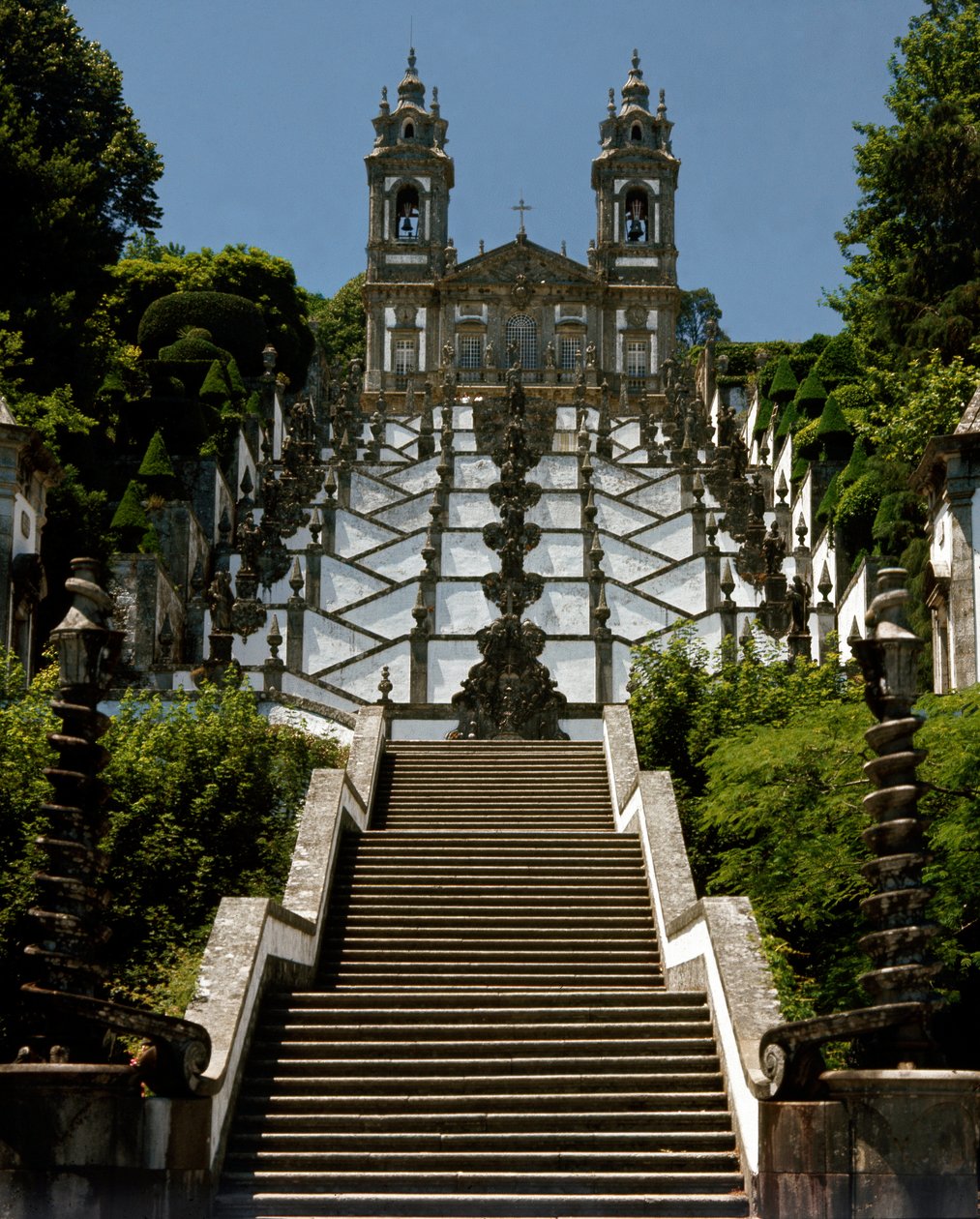 Udsigt over helligdommen Bom Jesus do Monte af Portuguese School