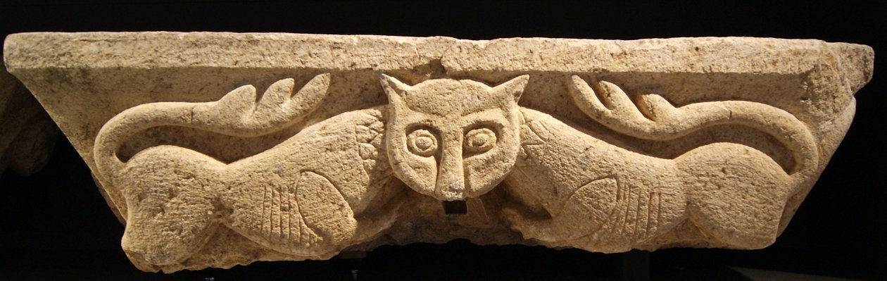 Zoomorphic Capital fra en af de originale kolonner. (granit) af Portuguese School
