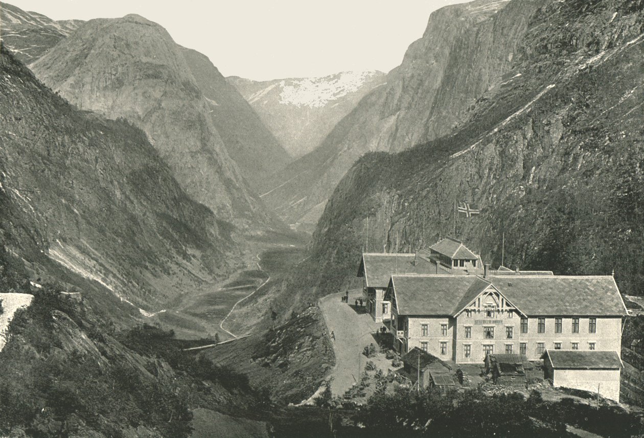 The Valley and Hotel, Stalheim, Norge, 1895. af Poulton and Co