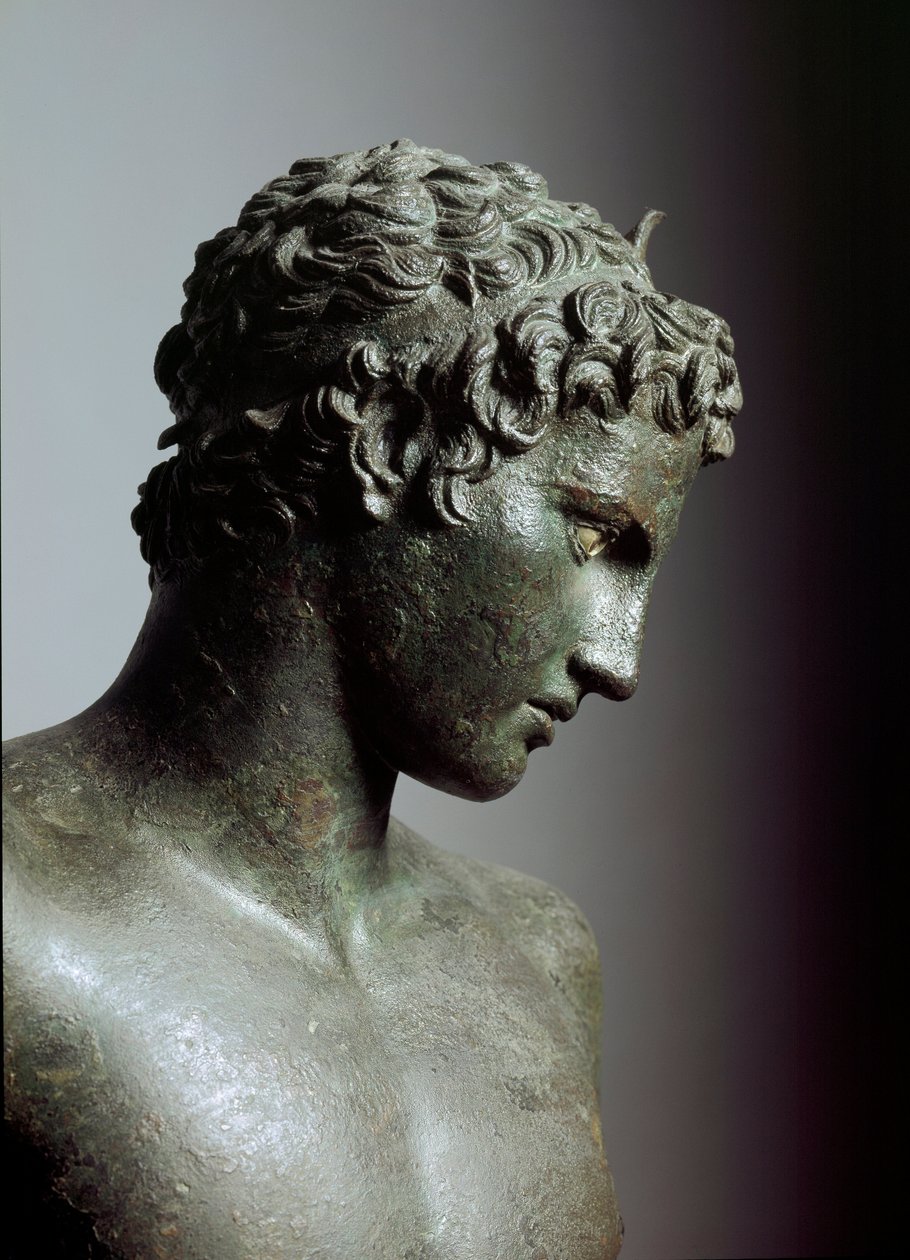Græsk kunst: "" den unge mand fra Marathon"" (ephebe) statue af Hermes teenager eller ung atlet, Detail - Bronzeskulptur lavet af Praxitele (4. århundrede f.Kr.), 330 f.Kr., Dim. 130 cm - Athen, Nationalt Arkæologisk Museum - Marathon Ungdom (detalje) - Br af Praxiteles
