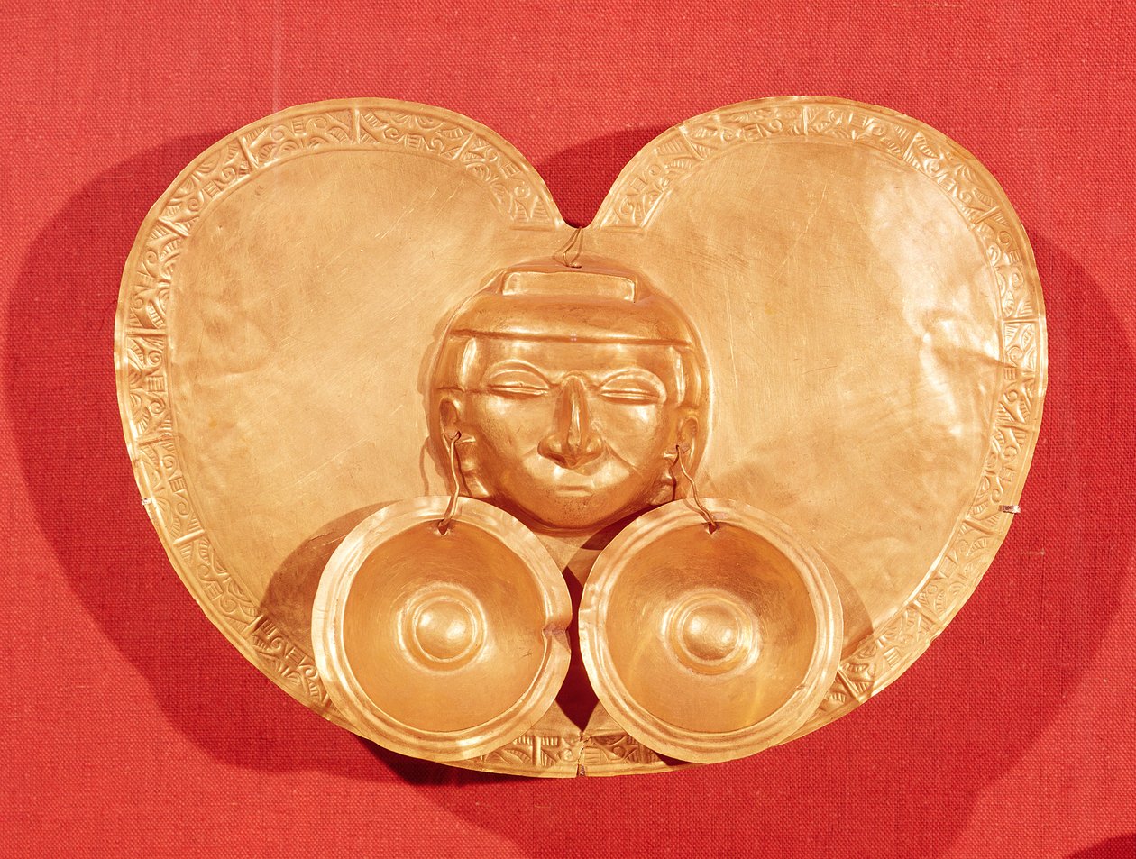 Pectoral med et menneskeligt ansigt iført øreringe, fra Restrepo, Cauca Valley, Calima Period (guld) af Pre Columbian