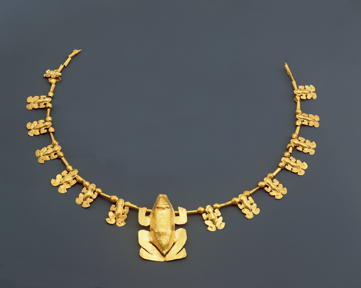 Quimbaya halskæde med frøer, fra Colombia (hamret guld) af Pre Columbian