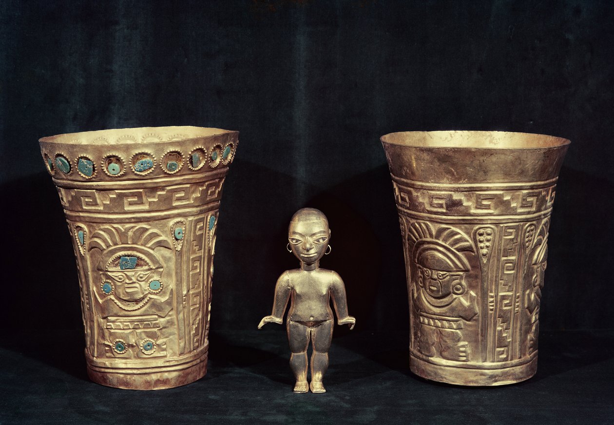 To Chimu vaser med mytologiske figurer og en lille kvindelig Mochica idol (præget guld og turkis) af Pre Columbian