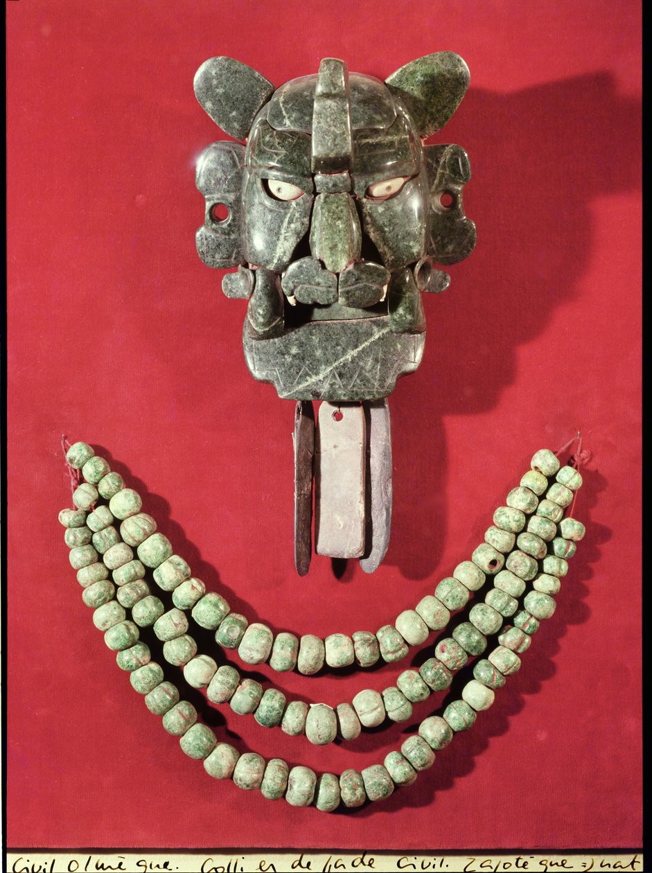 Zapotec pectoral i form af en maske, der repræsenterer flagermusguden, Piquete Zina, fra Monte Alban, Oaxaca (jade) og en Olmec-halskæde lavet af 90 kalebassformede perler, fra La Venta, Tabasco (skifer) af Pre Columbian