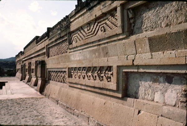 Gårdsmur med mønstret murværk af Pre Columbian Pre Columbian