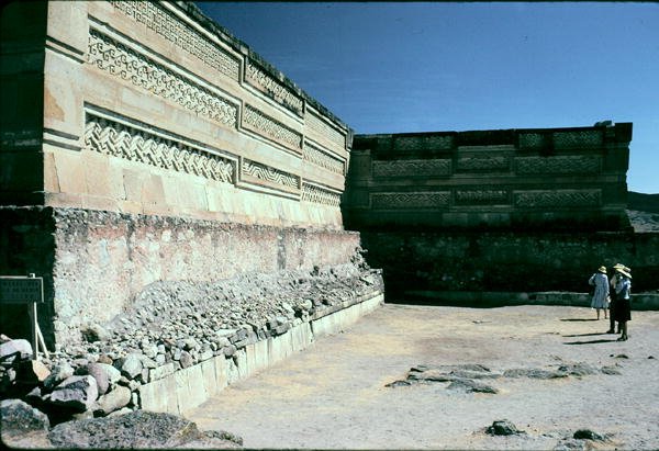 Gårdhave med mønstret murværk af Pre Columbian Pre Columbian
