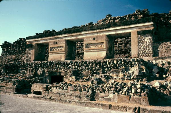 Gårdhave med mønstret murværk af Pre Columbian Pre Columbian