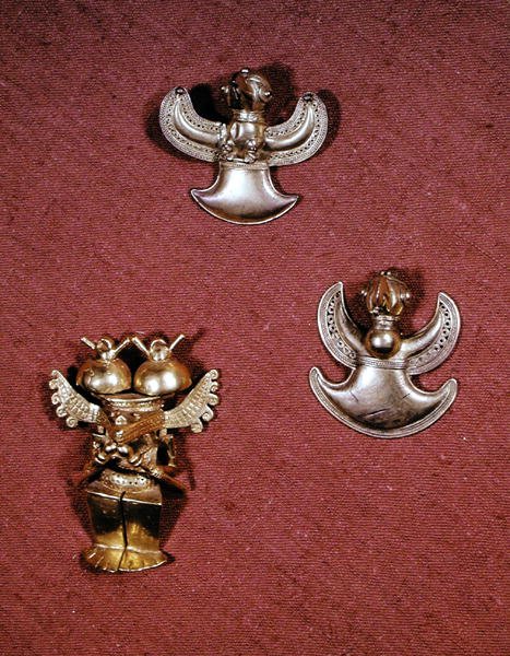 To Tairona Culture fugleformede vedhæng og en Quimbaya Culture antropomorf figur (guld) af Pre Columbian Pre Columbian