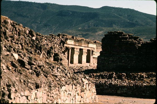 Udsigt over vægge og en tempelindgang af Pre Columbian Pre Columbian
