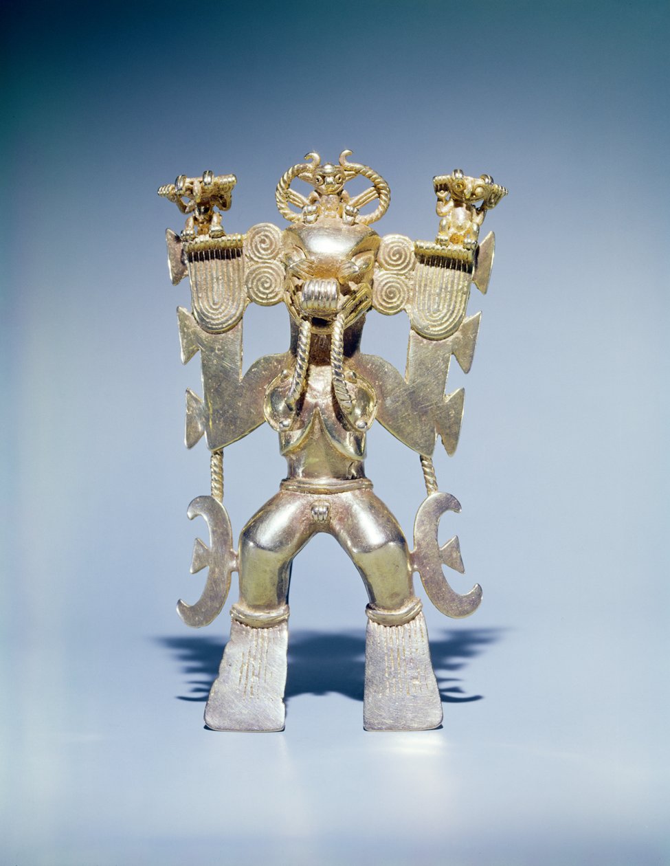 Vedhæng, der repræsenterer en krokodillegud, La Vaca, Punta Burica, Costa Rica (guld) af Pre Columbian
