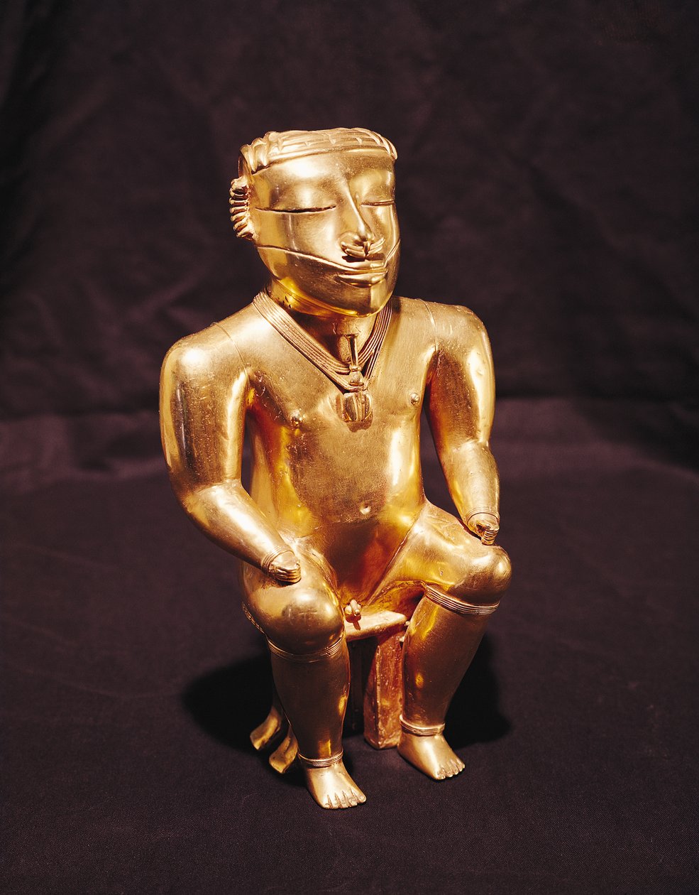 Statuette af en siddende mand, Quimbaya (guld) af Pre Columbian