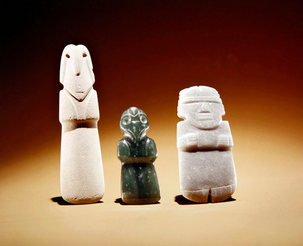 Udskårne figurer med central fugleformet kelt med konveks ryg, fra Guacimo, Linea Vieja-området (jade) af Pre Columbian Pre Columbian
