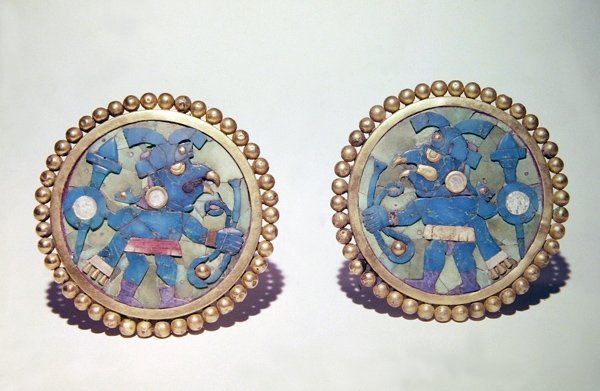 Øreskiver dekoreret med fuglehovedet krigere, der bærer skjolde, spyd og slynger, Mochica-stil (turkis, guld og skal) af Pre Columbian Pre Columbian