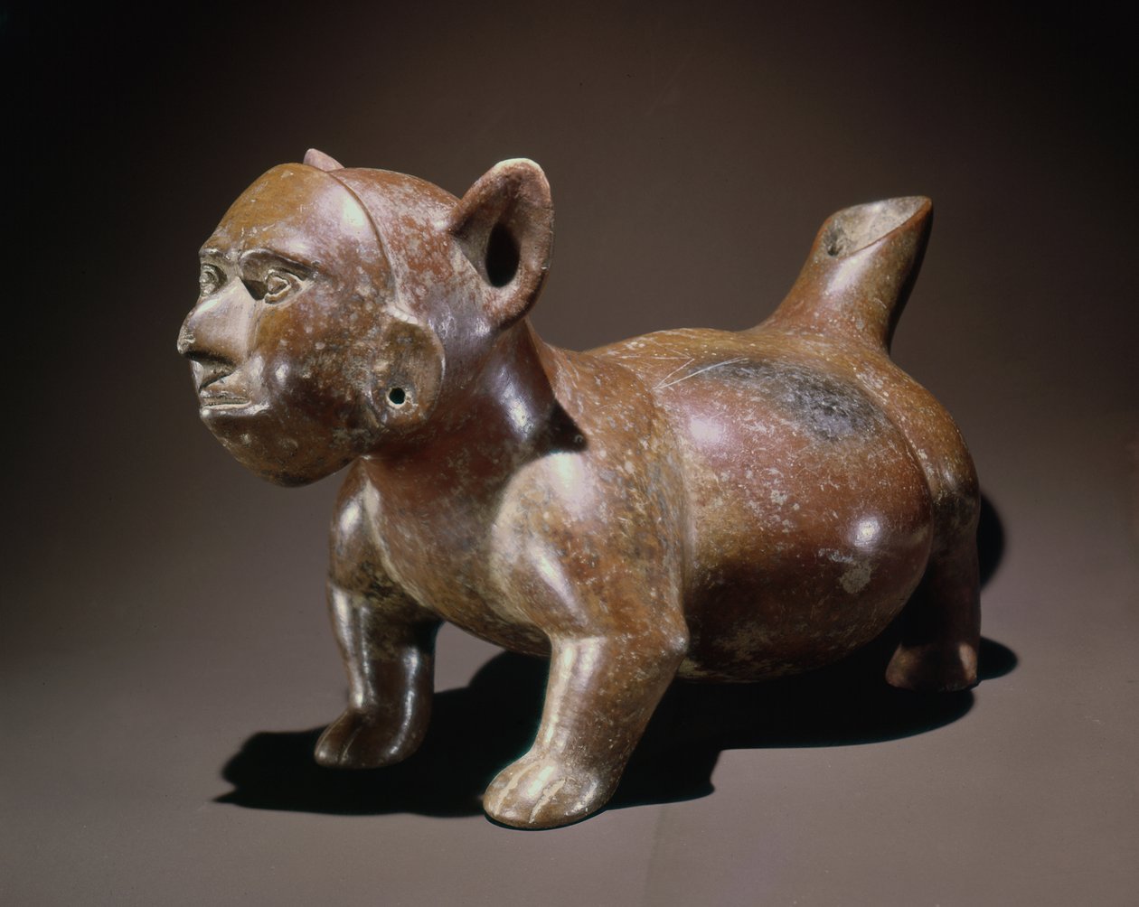 Billedekar, der repræsenterer en hund, der bærer en maske i form af et menneskeligt ansigt, Colima-stil (keramik) af Pre Columbian Pre Columbian
