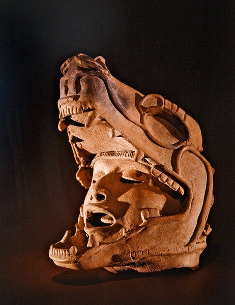 Menneskehoved i munden på en jaguar, Remojadas Culture, Vera Cruz (keramik) af Pre Columbian Pre Columbian