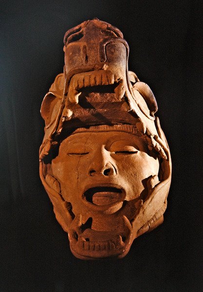 Menneskehoved i munden på en jaguar, Remojadas Culture, Vera Cruz (keramik) af Pre Columbian Pre Columbian