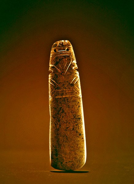 Indskåret øksegud, fra Guacimo, Linea Vieja-området (ugennemsigtig broget grøn jade) af Pre Columbian Pre Columbian